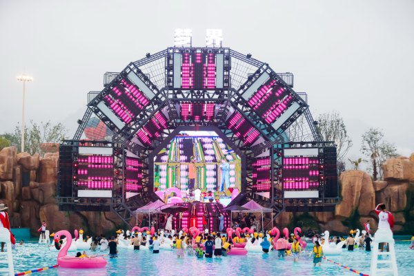 園區游玩氣氛熱鬧。鄭城東攝