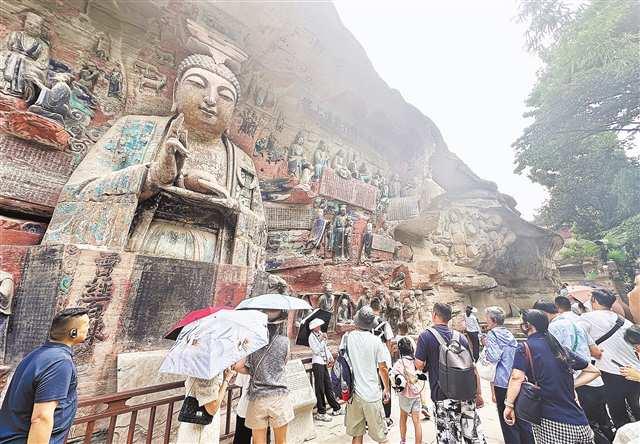 大足區寶頂山石刻景區，游客在游覽參觀。（資料圖片）記者 羅偉 攝/視覺重慶