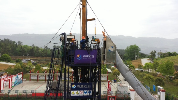 涪陵頁巖氣田焦頁1HF井實施帶壓下管完井作業。涪陵頁巖氣公司供圖