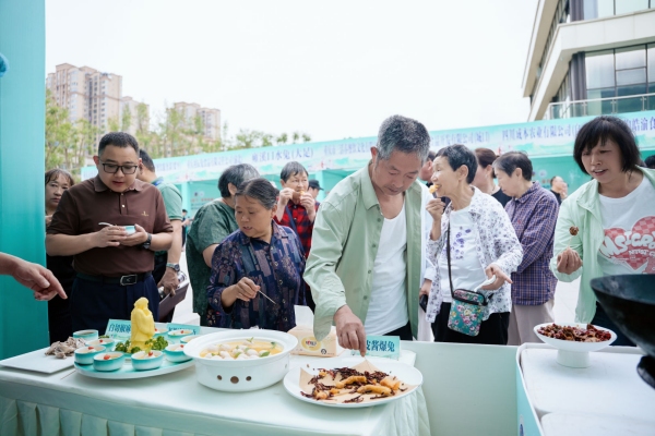 市民現場品嘗兔肉美食。主辦方供圖