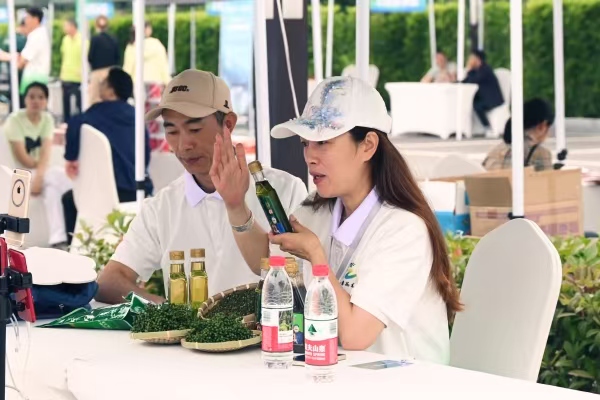 花椒帶貨達人在現場直播。任峰攝