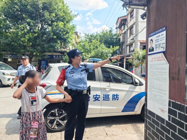 皮娟找到與外婆走失的女孩。受訪單位供圖