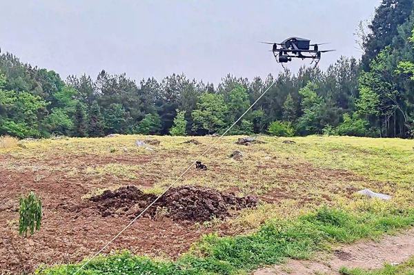 無人機布放光纜。重慶移動供圖