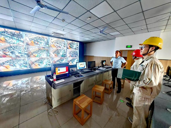 電力人員對監控設備用電情況進行安全檢查。國網重慶永川供電公司供圖