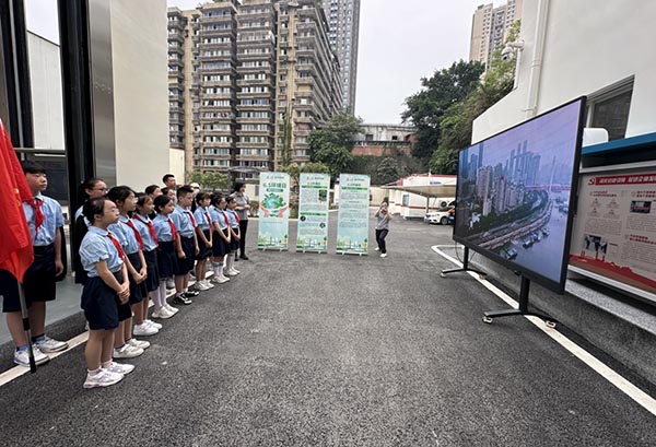 對師生進行宣傳介紹。渝中污水處理廠供圖