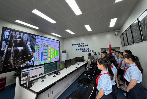 進入地下車間內部參觀。渝中污水處理廠供圖