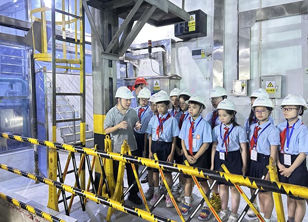 進入地下車間內部參觀。渝中污水處理廠供圖