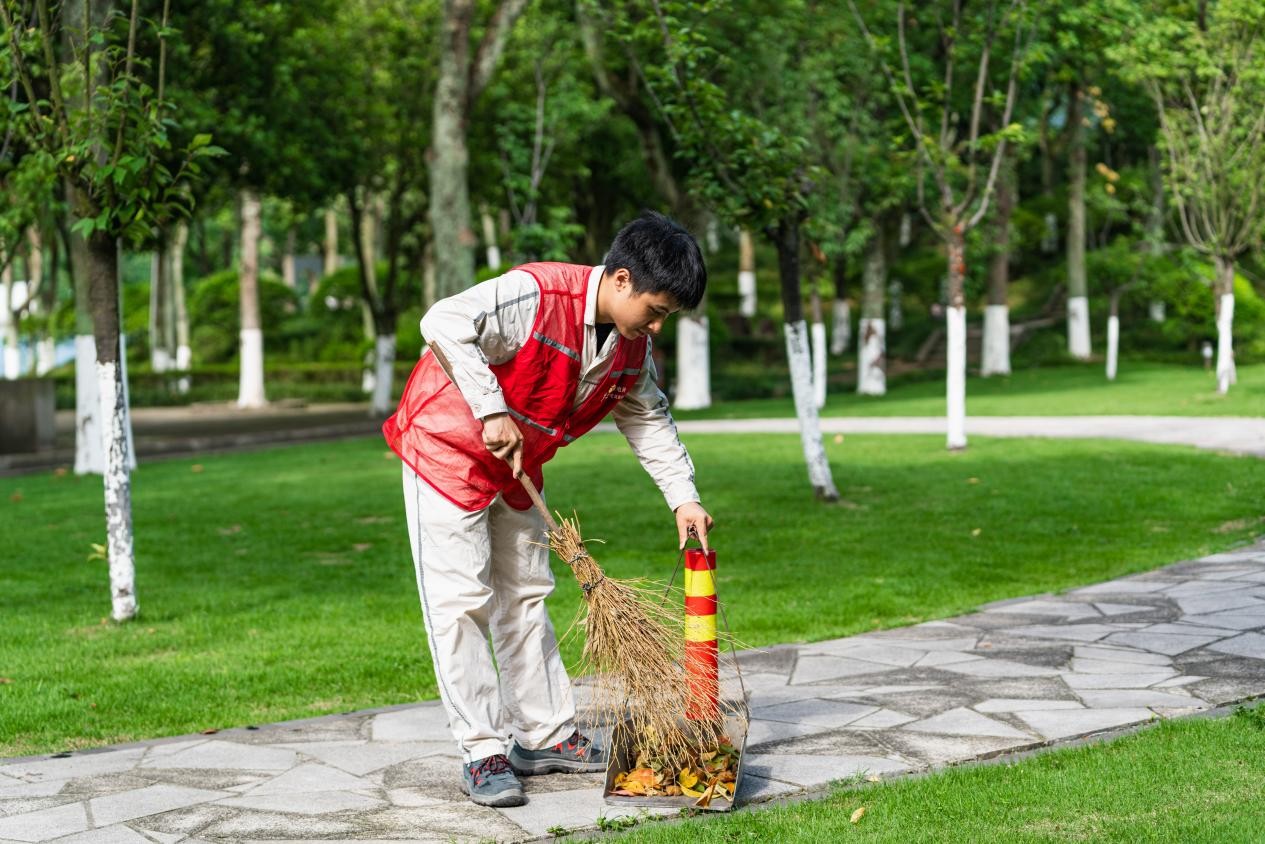 電力員工清理垃圾。國網重慶永川供電公司供圖