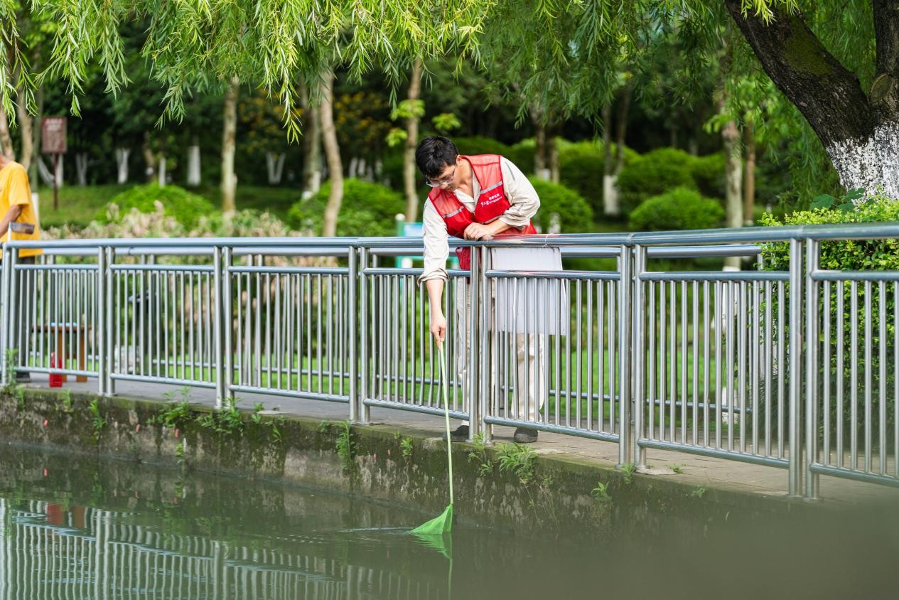 電力員工清理垃圾。國網重慶永川供電公司供圖