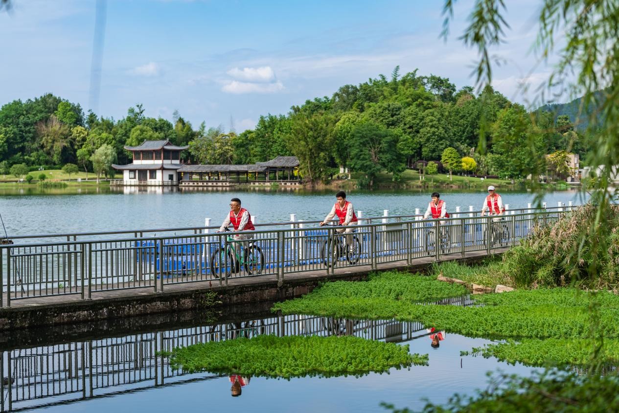 電力員工騎行守護環境衛生。國網重慶永川供電公司供圖