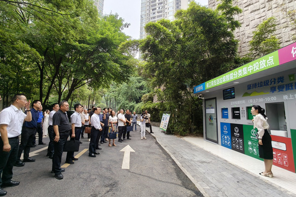 觀摩雍江苑生活垃圾智能分類集中投放點。任峰攝