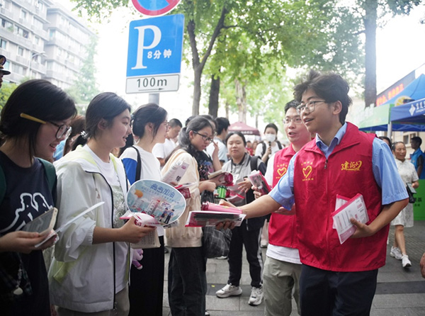 志愿者們為考生和家長送去祝福?；顒又鬓k方供圖