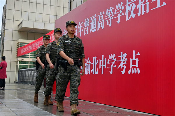 執勤官兵以乘車巡邏同定點警戒相結合的方式，確保執勤力量機動靈活，在遇有突發情況時保證快速反應。武警重慶總隊執勤第二支隊供圖