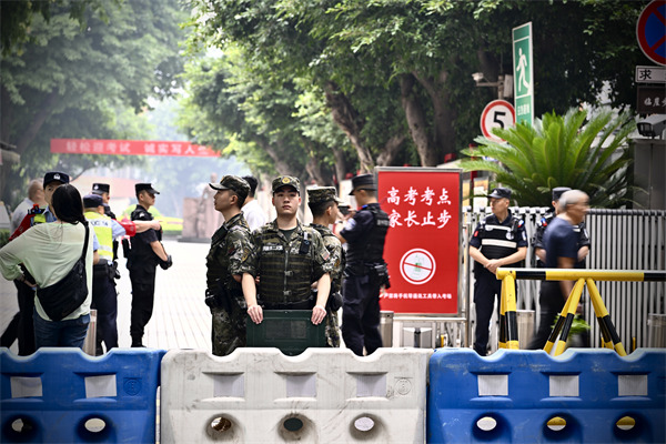 莘莘學子趕赴高考考場，身負高考警衛重任的執勤官兵也奮斗在他們的“趕考”路上。武警重慶總隊執勤第二支隊供圖