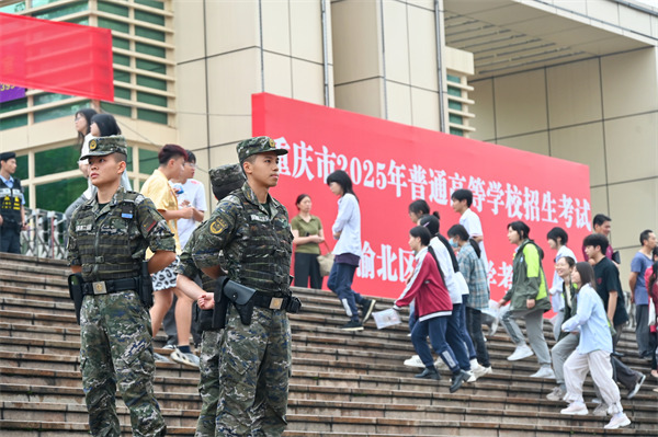 莘莘學子趕赴高考考場，身負高考警衛重任的執勤官兵也奮斗在他們的“趕考”路上。武警重慶總隊執勤第二支隊供圖