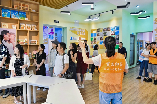 媒體一行走進南岸區彈子石街道，了解福彩公益金支持社區發展實效。重慶福彩供圖