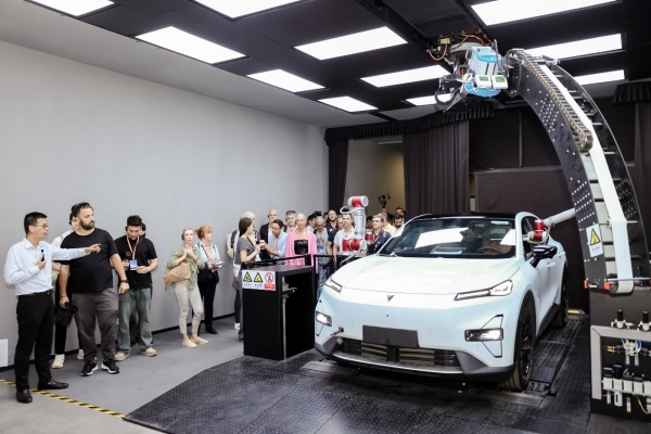 歐洲媒體參觀參觀長安汽車全球研發中心。長安汽車供圖