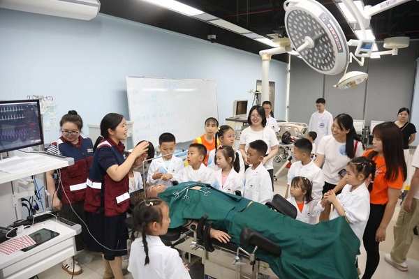 6月8日，臨床技能實驗教學中心工作人員為“小醫生”們講解醫生如何通過手術救治患者。付軍攝