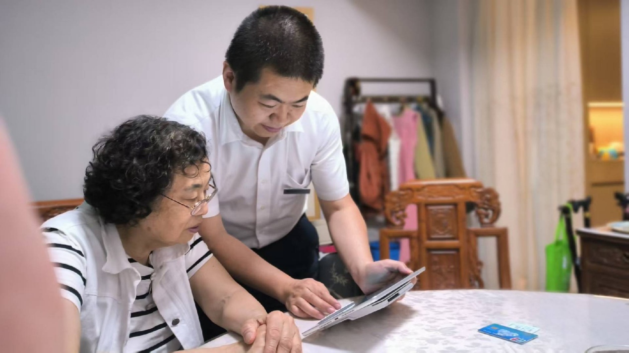 主動為老年群體提供上門服務。民生銀行重慶分行供圖