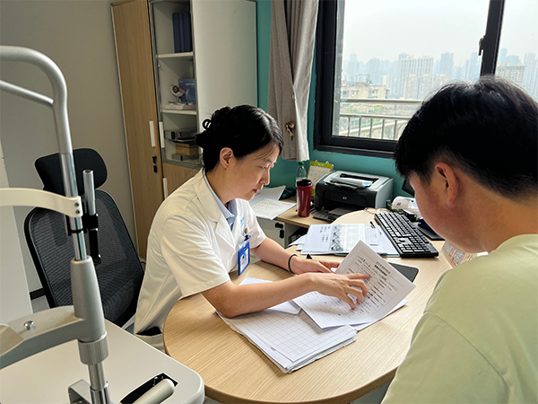 醫生為近視患者講解視力情況。重慶普瑞眼科醫院供圖