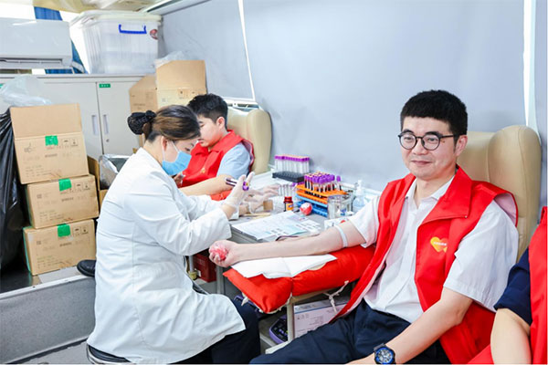 志愿者正在獻血。平安人壽重慶分公司供圖
