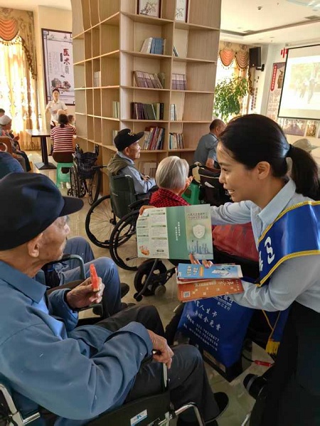 向老年群體開展金融知識宣講。浦發銀行重慶分行供圖