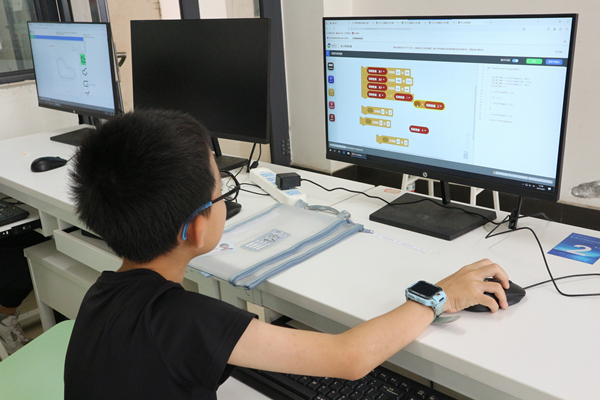 智能無人車賽道中小學組比賽現場。重慶理工大學供圖