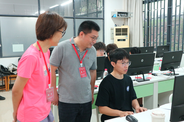 重慶理工大學計算機科學與工程學院黨委書記盧玲率專業教師團隊到現場觀摩賽事。重慶理工大學供圖