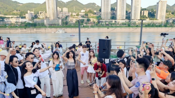 “兩岸四岸”的風景與音樂形成視聽呼應。牛溪攝