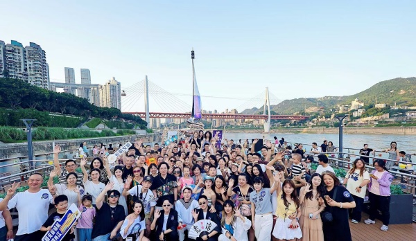 “長航朝天星河”輪與重慶野歌會攜手打造沉浸式音樂現場。牛溪攝