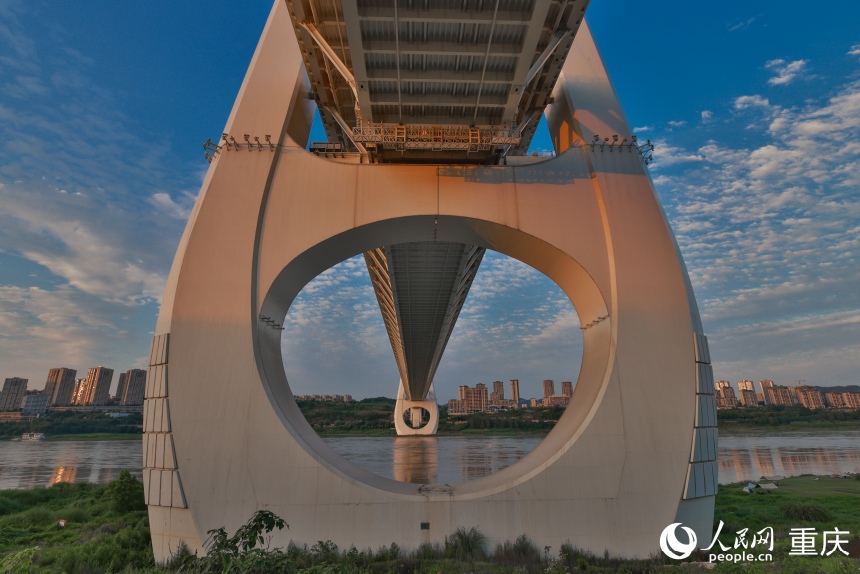 白居寺長江大橋頗具“未來感”的橋塔。人民網 曾英豪攝