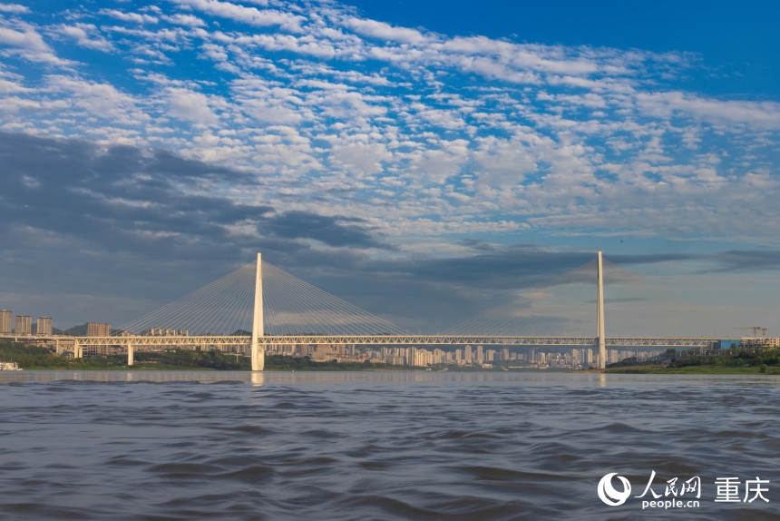 大橋與寬闊的江面相互映襯。人民網 曾英豪攝