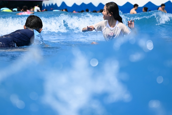 在水上樂園游玩的畢業生。景區供圖