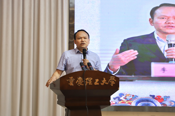 南岸區委黨校干部李飛講述援藏故事。重慶理工大學供圖