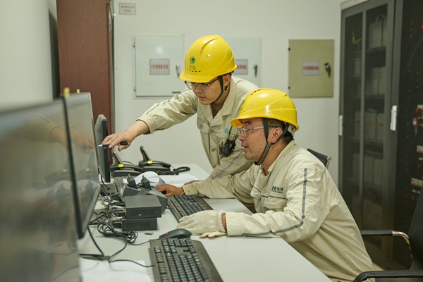 電網員工在投運前核對數據。國網重慶合川供電公司供圖