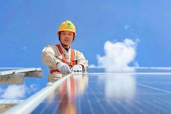 電力員工檢查光伏板運行情況。國網重慶永川供電公司供圖