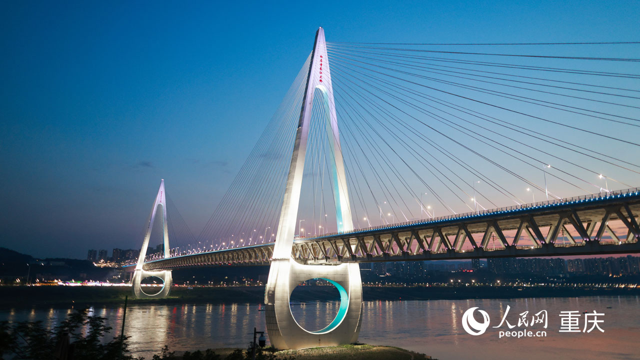 華燈初上的白居寺長江大橋。人民網 曾英豪攝