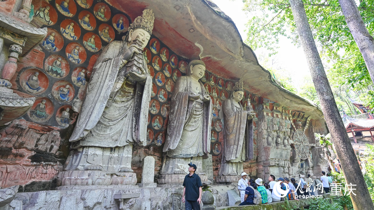 游客在大足石刻寶頂山石刻景區游覽參觀。人民網 曹欣悅攝