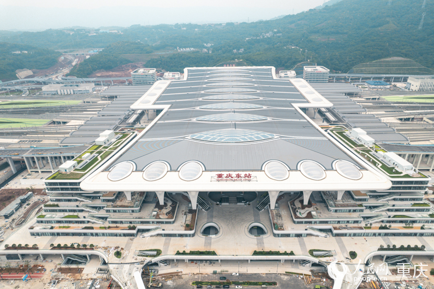 行進中國丨西部最大高鐵樞紐站蓄勢待發6月11日，我國西部地區目前在建的最大高鐵樞紐站——重慶東站建設已進入最后沖刺階段，建設者們在施工現場忙碌著...