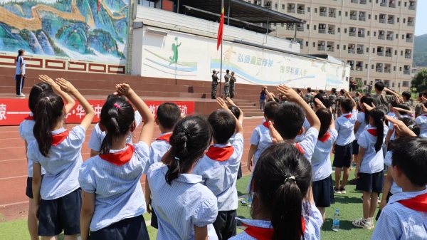 升旗儀式。重慶華繡中等專業學校供圖