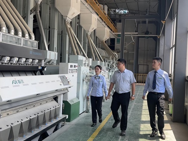 農行工作人員上門走訪對接。鄒雨璠 攝