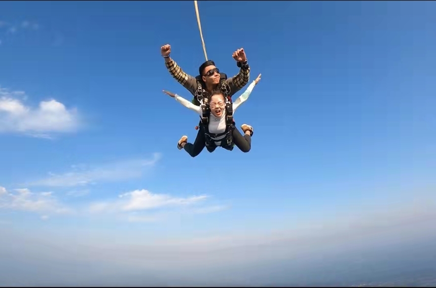 游客體驗高空跳傘。梁平機場供圖