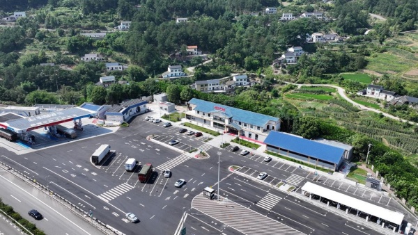 G75蘭海高速綦江趕水停車區綜合加能站航拍。袁巧攝