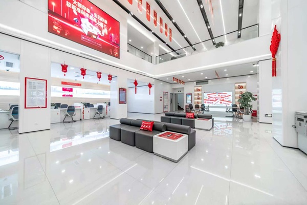 重慶農商行持續加強網點親老、適老、助老化改造，更好地滿足老年客戶金融服務需求。圖為重慶農商行北碚支行營業部一角。重慶農商行供圖