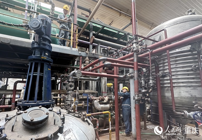 行進中國丨綠色賬戶“碳”新路電焊火花四濺、切割聲不絕于耳、工人們穿梭忙碌……站在似火的驕陽下，望著火熱的生產車間改造現場，劉琳感慨萬千：沒想到一個小小的企業...