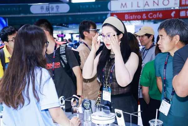 現場觀眾沉浸式體驗搭載九天大模型的智能眼鏡。重慶移動供圖