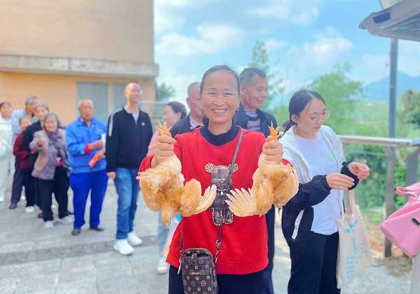 “智慧養雞”新農人。馬上消費供圖