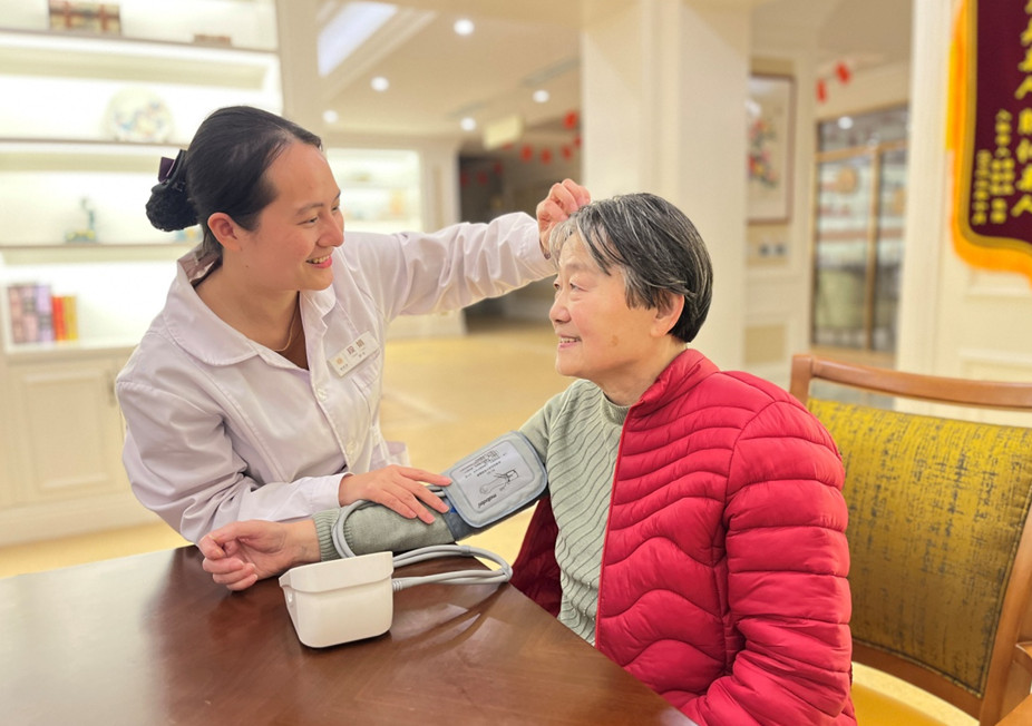 渝北一養老機構護理員為老人測量血壓，了解老人健康狀況。張寶合攝
