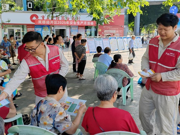 電力人員開展安全用電宣傳。國網重慶永川供電公司供圖