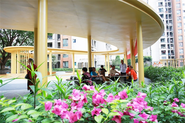 中山路街道鳳棲閣小區居民“聚會亭”里話家常。中山路街道供圖